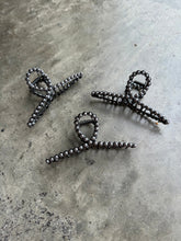 Load image into Gallery viewer, Faux Pearl Claw Hair Clip
