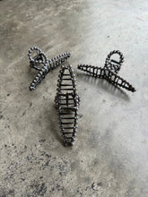 Load image into Gallery viewer, Faux Pearl Claw Hair Clip

