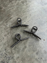 Load image into Gallery viewer, Faux Pearl Claw Hair Clip
