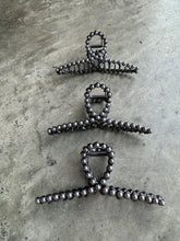 Load image into Gallery viewer, Faux Pearl Claw Hair Clip
