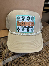 Load image into Gallery viewer, Pearl String Trucker Hat Chain
